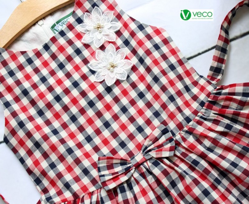 Xưởng may quần áo trẻ em giá sỉ Veco - đầm sọc caro phối ren cài nơ hoa